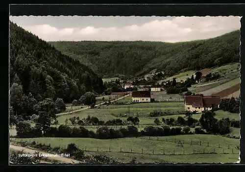 AK Erkensruhr / Eifel, Gesamtansicht mit Pension Zur guten Rast