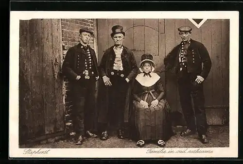 AK Staphorst, Familie in oud costuum, Familie in alter niederländischer Tracht