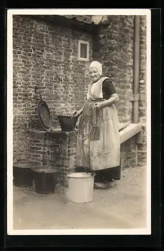 AK Zeeland, Eiland Walcheren, Alte niederländische Frau bei der Arbeit