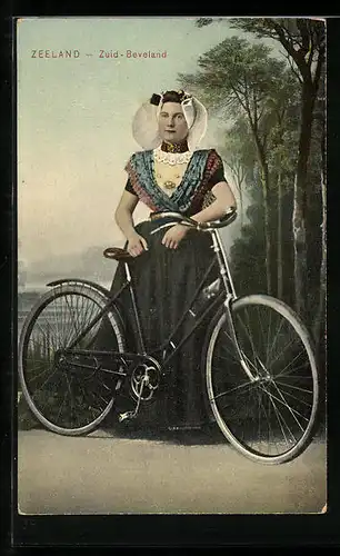 AK Zeeland, Zuid-Beveland, niederländische Frau in Tracht mit Fahrrad