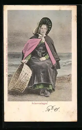 AK Scheveningen, niederländische Frau in Tracht mit Korb am Meer