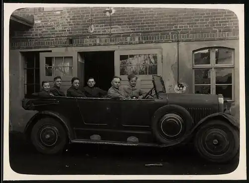 Fotografie Auto Opel Cabrio, Burschen sitzen im grossen offenen Reisewagen