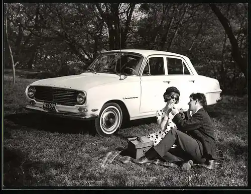 Fotografie Auto Vauxhall, Paar beim Picknick neben weisser Limousine