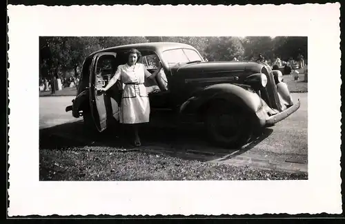 Fotografie Auto, junge Frau nebst Luxus-Limousine mit Kühlerfigur Zentaur