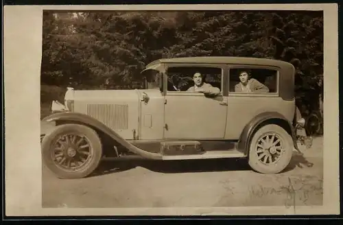 Fotografie Auto, Paar im PKW mit Sonnenblende in Helsingfors 1931