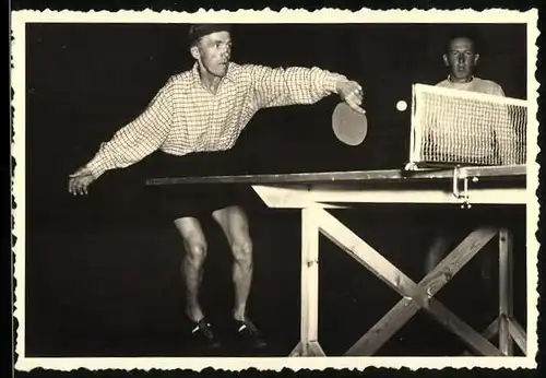 Fotografie Tischtennis, Männer spielen eine Partie Tischtennis / Pingpong