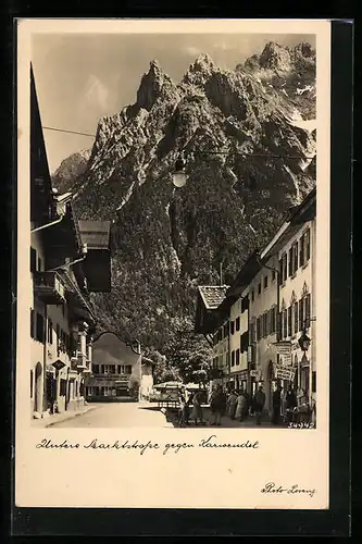 AK Mittenwald /Obb., Untere Marktstrasse mit Geschäften gegen Karwendel