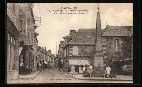 AK Sourdeval-la Barre, Le Bassin et la Rue Saint Martin