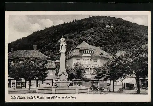 AK Suhl /Thür. Wald, Markt mit Brunnen und Blick zum Domberg