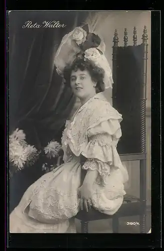 AK Opernsängerin Reta Walter auf einem Stuhl sitzend