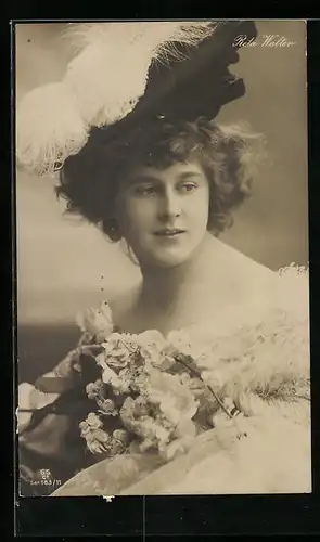 AK Opernsängerin Reta Walter mit grossem Hut und Blumen in der Hand