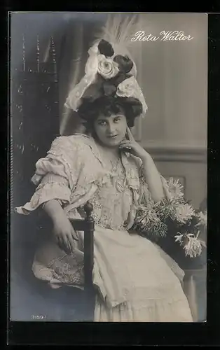 AK Opernsängerin Reta Walter auf einem Stuhl sitzend