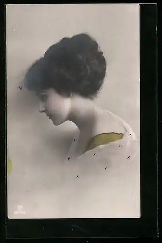 Foto-AK GL Co: Mädchen im Seitenporträt