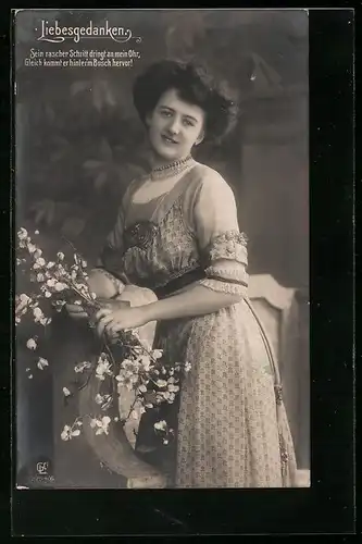 Foto-AK GL Co: Junge Frau wartet auf ihren Liebsten