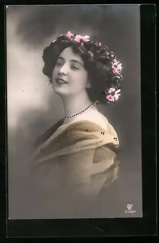 Foto-AK GL Co: Junges Mädchen mit Blumen im Haar