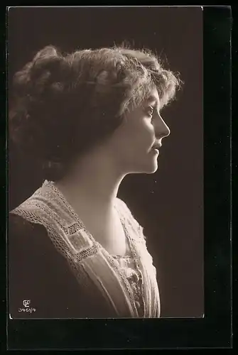 Foto-AK GL Co: Junge Frau blickt in die Ferne