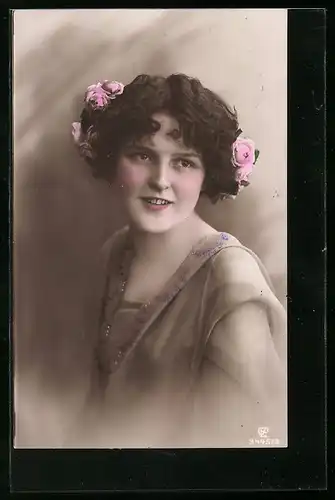 Foto-AK GL Co: Junge Frau mit Blumen im Haar