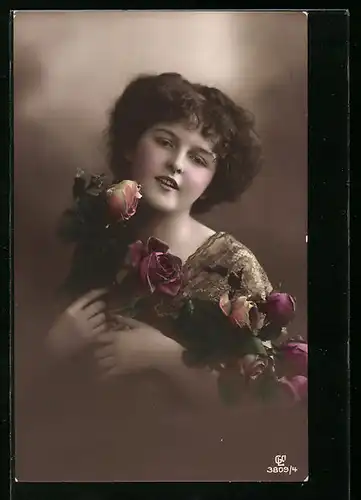 Foto-AK GL Co: Junges Mädchen mit Rosen im Arm
