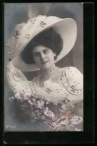 Foto-AK GL Co: Frau mit elegantem Hut und Blumen in der Hand