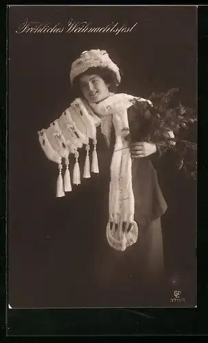 Foto-AK GL Co: Junge Frau mit Pelzmütze und Schal, Fröhliches Weihnachtsfest!