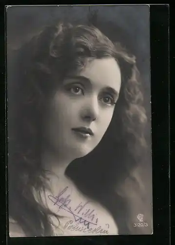 Foto-AK GL Co: Junge Frau blickt verträumt in die Ferne