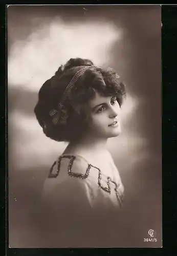 Foto-AK GL Co: Junge Frau blickt lächelnd in die Ferne