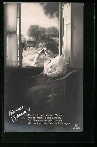 Foto-AK GL Co: Junge Frau sitzt wartend am Fenster