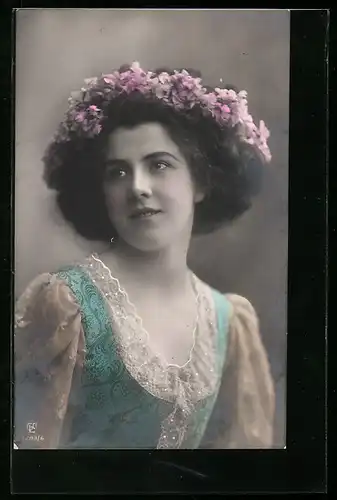 Foto-AK GL Co: Junge Frau mit Blütenkranz im Haar