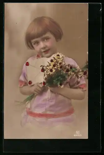 Foto-AK GL Co: Mädchen trägt einen Blumenstrauss