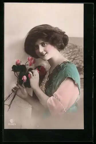 Foto-AK GL Co: Junge Frau freut sich über den Rosenstrauss