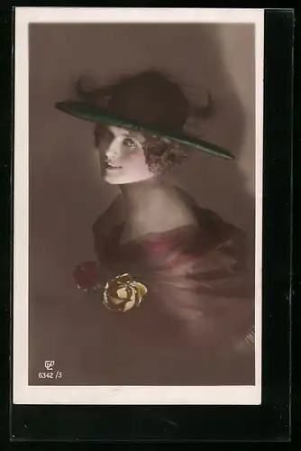 Foto-AK GL Co: Lächelnde Dame mit Hut und elegantem Kleid
