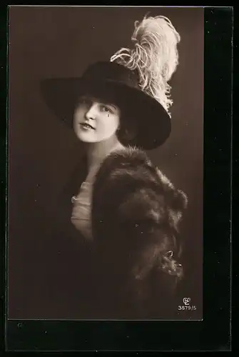 Foto-AK GL Co: Junge Dame mit Hut und Pelzmantel