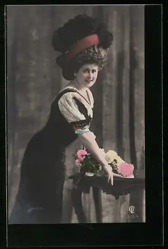 Foto-AK GL Co: Elegante Dame mit Hut