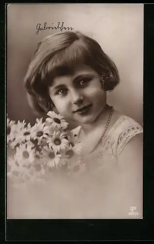 Foto-AK GL Co: Mädchen mit Blumenstrauss in der Hand
