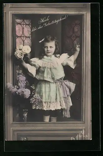 Foto-AK GL Co: Mädchen gratuliert mit Blumen zum Geburtstag