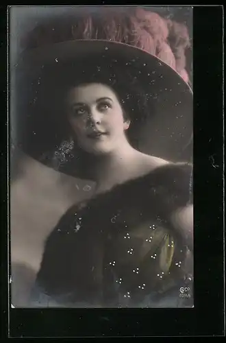 Foto-AK GL Co: Elegante Dame mit grossem Hut