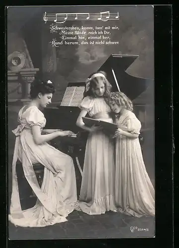 Foto-AK GL Co: Mutter begleitet die singenden Töchter am Klavier