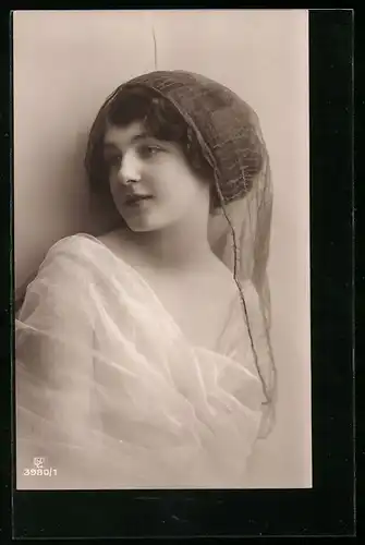 Foto-AK GL Co: Nachdenkliche junge Frau mit Schleier im Haar