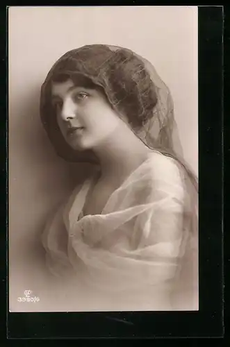 Foto-AK GL Co: Junge Frau mit nachdenklichem Blick