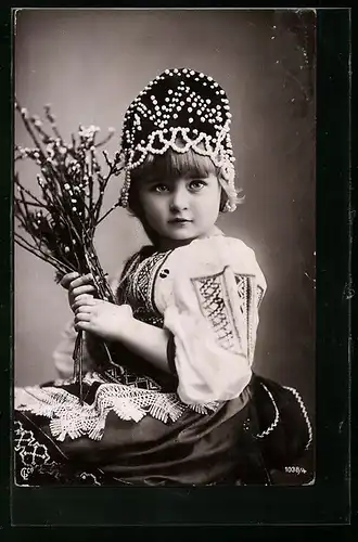 Foto-AK GL Co: Junges Mädchen in Tracht