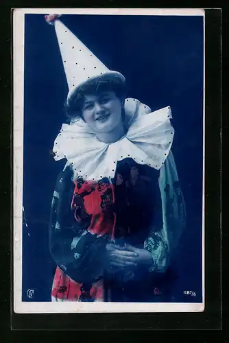 Foto-AK GL Co: Junge Frau verkleidet sich als Harlekin