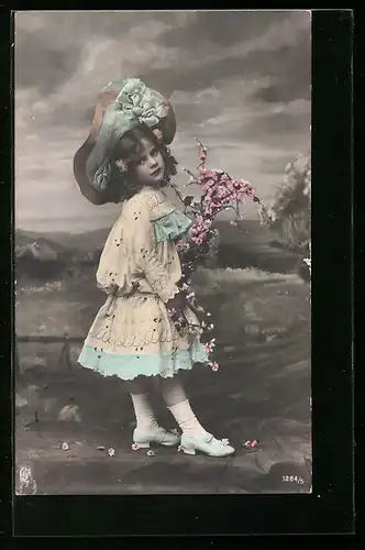 Foto-AK GL Co: Mädchen hält Blütenzweige in der Hand