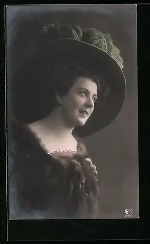 Foto-AK GL Co: Junge Dame mit opulentem Hut