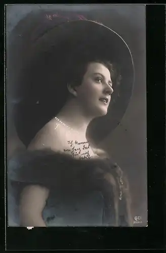 Foto-AK GL Co: Elegante Dame mit grossem Hut