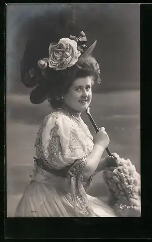 Foto-AK GL Co: Junge Dame mit Blumen am Hut