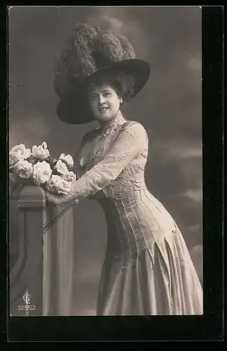 Foto-AK GL Co: Junge Frau mit grossem Hut und Blumen in der Hand