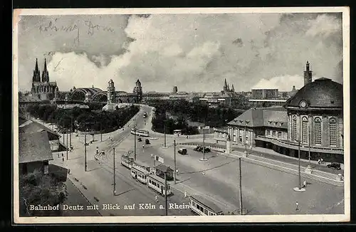 AK Köln-Deutz, Bahnhof Deutz mit Blick zum Kölner Dom, Vorplatz mit Strassenbahn
