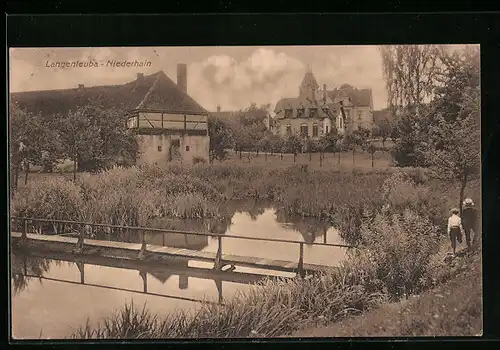 AK Langenleuba-Niederhain, Gebäudepartie am Teich