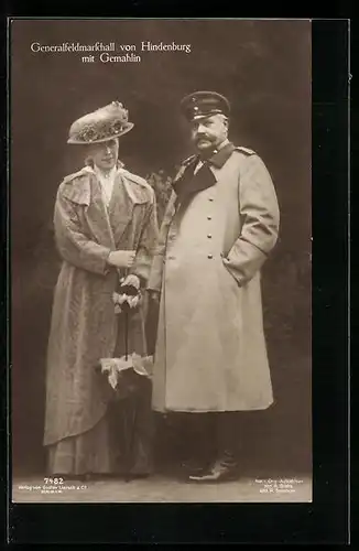 AK Generalfeldmarschall Paul von Hindenburg mit Gemahlin