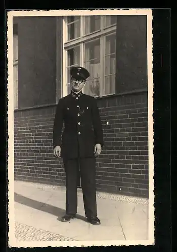 Foto-AK Eisenbahner in Uniform auf der Strasse
